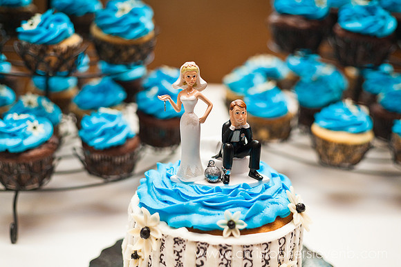 funny wedding topper with cupcakes