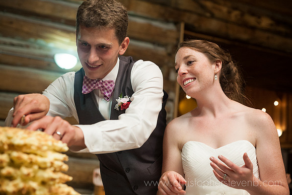 bride and groom cut traditional lithuanian cake