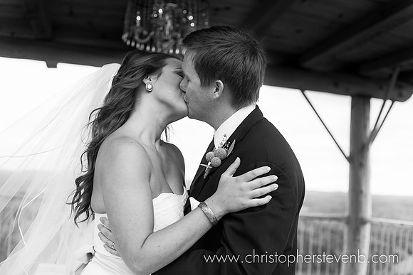 first kiss during ceremony